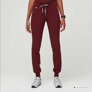 FIGS Zamora jogger in Burgundy